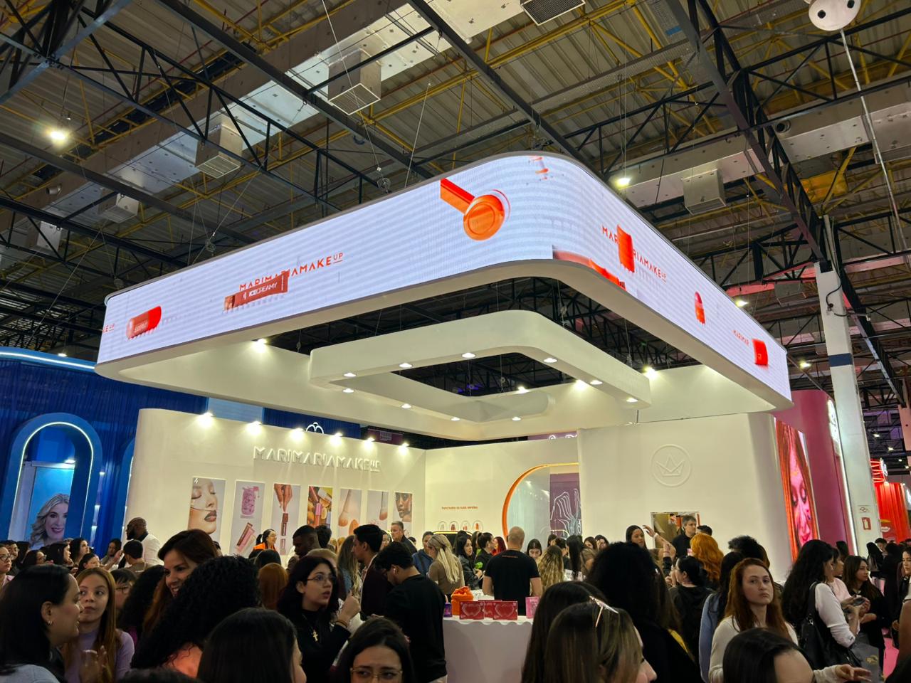 Mari Maria Makeup apresenta estande lotado durante a Beauty Show 2026, destacando lançamentos, experiências de compra e grande circulação de visitantes.