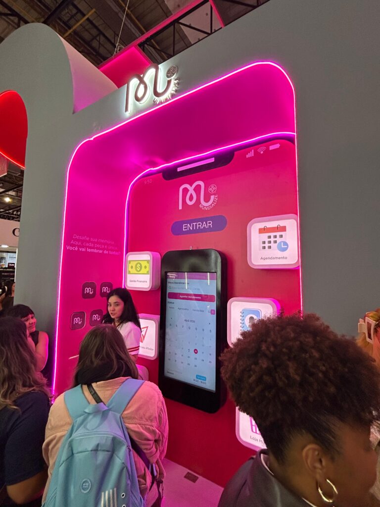 Visitantes participam da ativação interativa da Impala, inspirada na interface de um aplicativo, durante a Beauty Show.