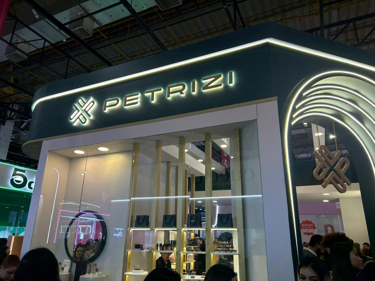 Estande da Petrizzi na Beauty Fair com arquitetura moderna, iluminação elegante e espaço dedicado à exposição dos produtos da marca.