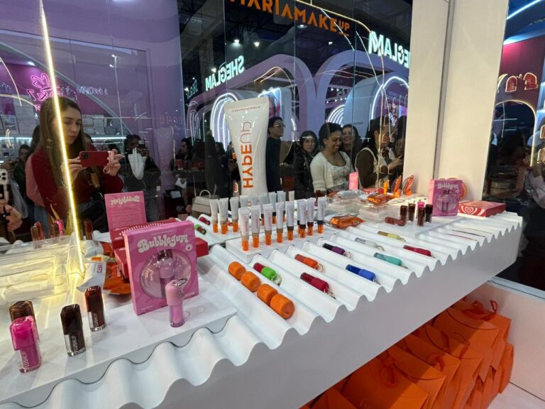 Mesa de demonstração da Mari Maria Makeup reúne produtos para testes, lançamentos exclusivos e visitantes interessados nas novidades da marca.