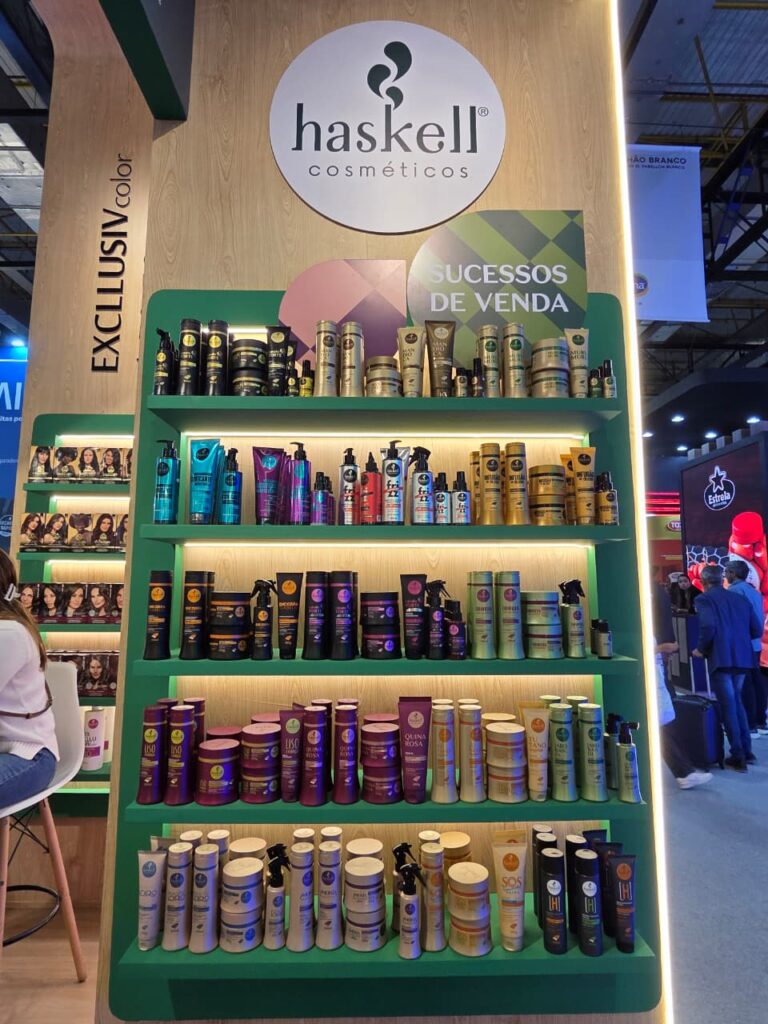 Prateleira da Haskell exibe sucessos de venda e linhas de tratamento capilar durante a APAS SHOW 2026 em São Paulo.