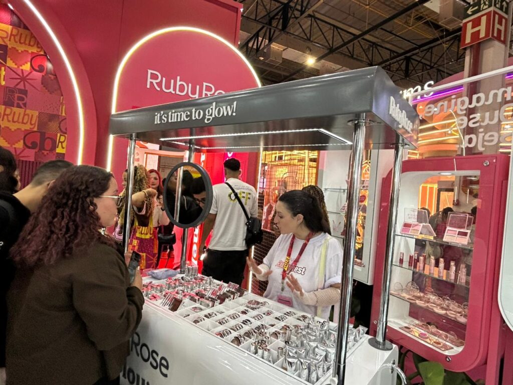 Espaço temático da Ruby Rose apresenta produtos da linha Glow em exposição interativa, enquanto visitantes conhecem novidades e recebem orientações da equipe da marca.