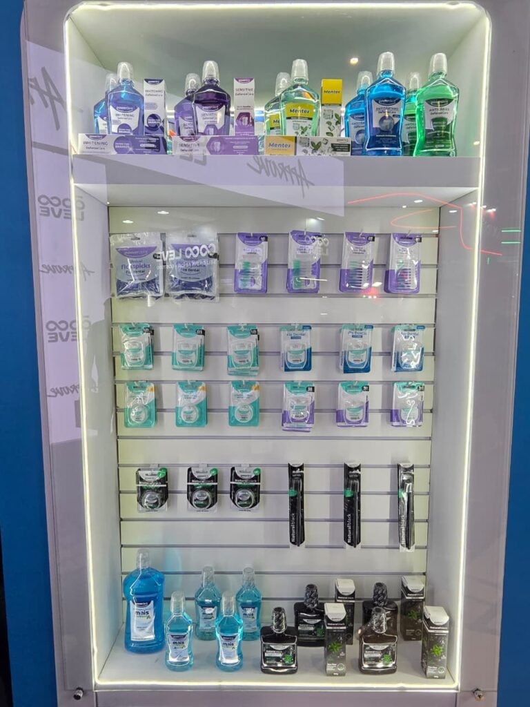 Produtos de higiene oral da Power Dent exibidos durante a APAS Show 2026, com escovas, enxaguatórios bucais e fios dentais em destaque no estande.