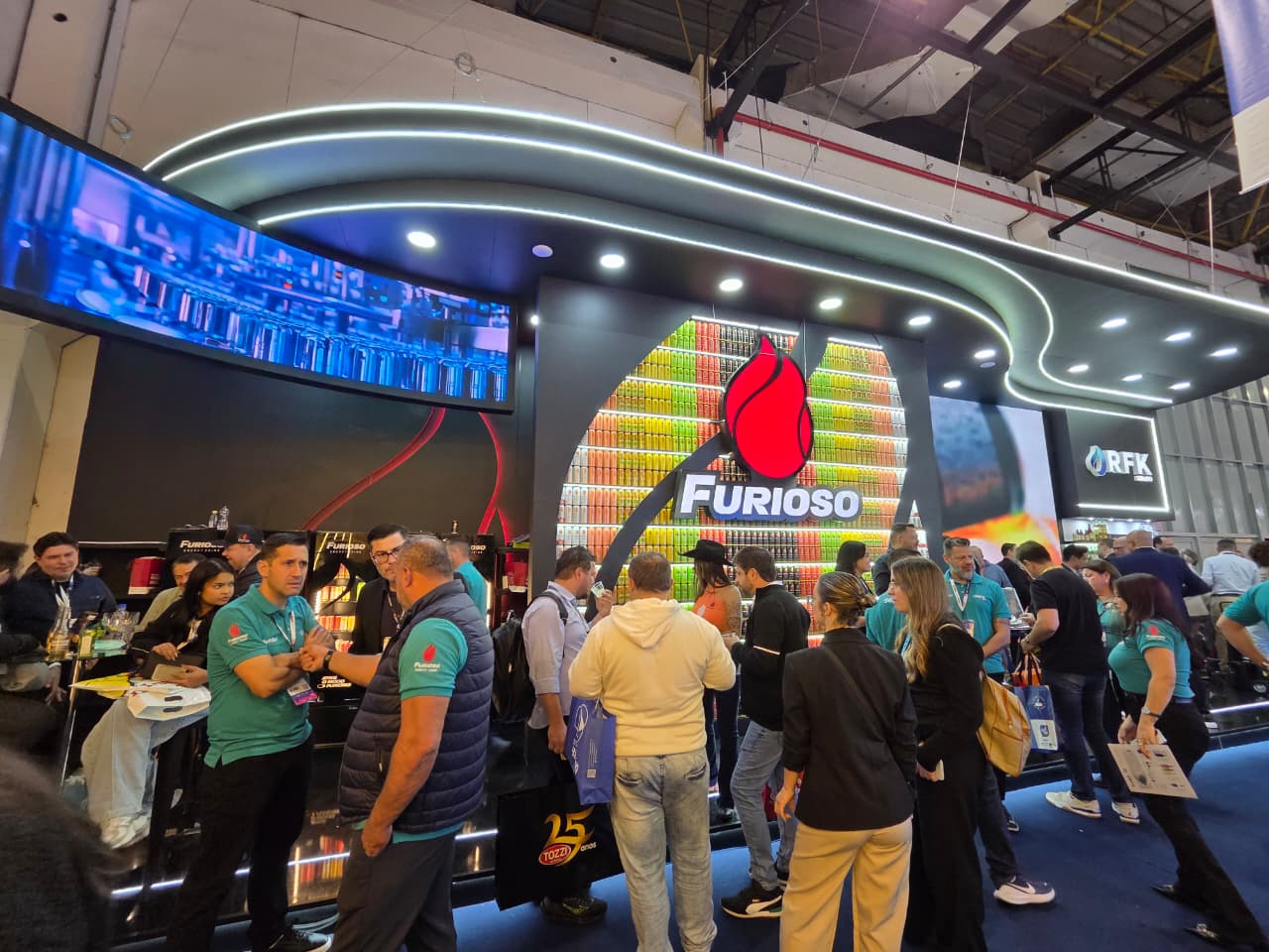 Visitantes conhecem o estande da Furioso na APAS Show 2026 enquanto a marca apresenta expansão para São Paulo e Centro-Oeste.