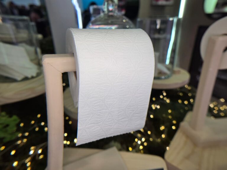Papel higiênico premium Supra da Bracell exibe textura e acabamento da tecnologia AirTouch durante a APAS Show 2026.