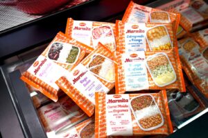 Linha de marmitas congeladas da Seara apresentada durante a APAS Show 2026, destacando refeições práticas e opções voltadas para conveniência no varejo alimentar.
