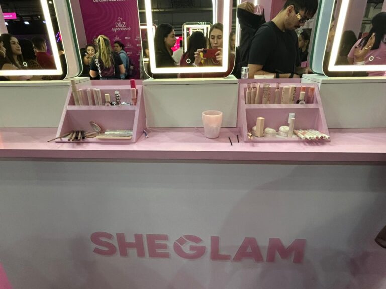 Área de testes da Sheglam disponibiliza maquiagens, espelhos iluminados e aplicadores para que os visitantes experimentem os produtos da marca.