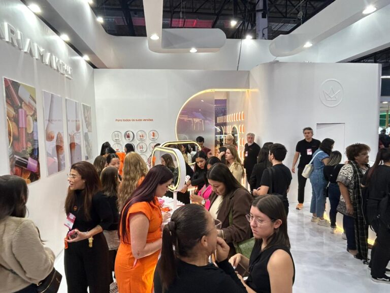 Público experimenta maquiagens e conhece os lançamentos da Mari Maria Makeup em um estande aberto e focado em vendas.