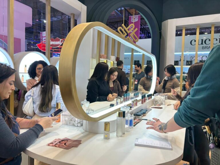 Visitantes testam produtos no espaço interativo da Petrizzi, que contou com testers disponíveis para experimentação durante o evento.
