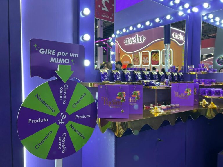 Ativação da Pudim Beauty na Beauty Show 2026 inclui roleta de brindes com produtos, nécessaires e chaveiros exclusivos para visitantes e influenciadores convidados.