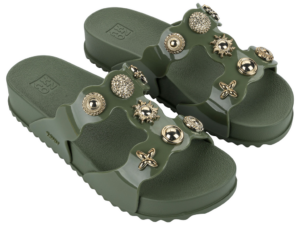Sandália verde Zaxy Charms com tiras onduladas e aplicações metalizadas removíveis, destaque fashion da coleção Zaxy.