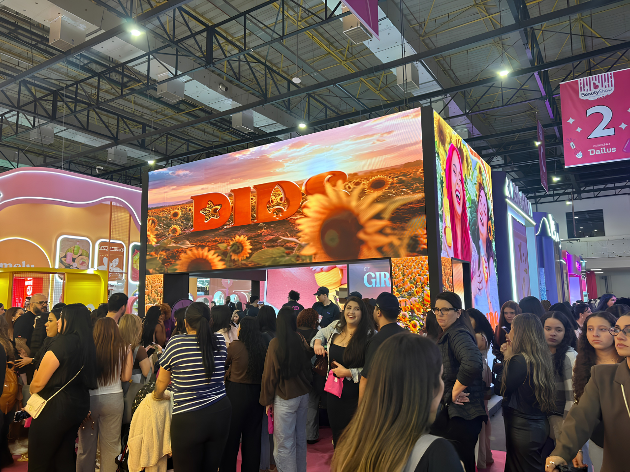 Estande da Dids na Beauty Show recebe grande público interessado nos kits temáticos da marca, com destaque para a identidade visual inspirada no kit Girassol e nas influenciadoras Emilly Vick e Katlen.