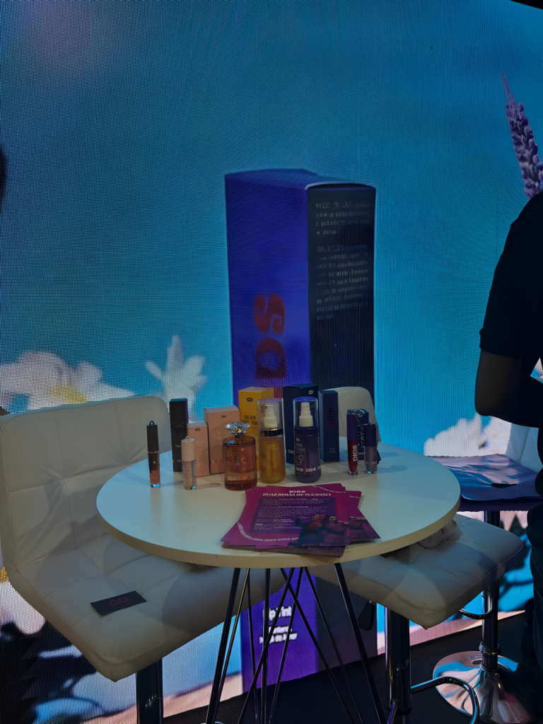 Dids exibe parte de seu portfólio na Beauty Show, incluindo glosses, perfumes, body splashes e produtos de cuidados pessoais apresentados no espaço de demonstração da marca.