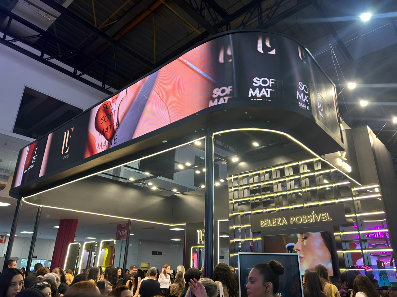 LF Pro na Beauty Show 2026 com estande de grande porte, painéis de LED, identidade visual sofisticada e intenso movimento de visitantes durante o evento.