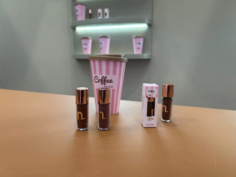 Produtos da coleção Coffee Make da Nina Make Up em destaque durante a Beauty Show 2026, com embalagens inspiradas no universo do café e proposta temática da marca.