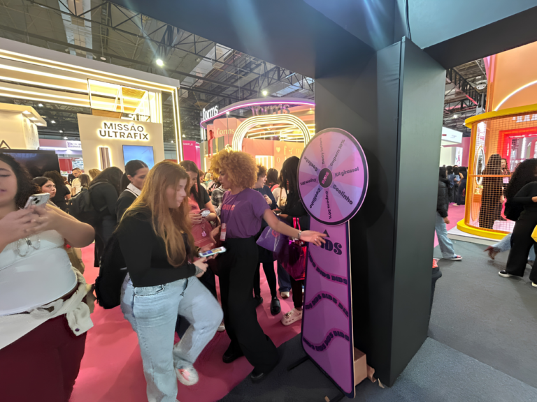 Dids promove ativação com roleta de brindes durante a Beauty Show, reunindo visitantes em uma experiência interativa com distribuição de kits, lip oils e cupons promocionais no estande da marca.