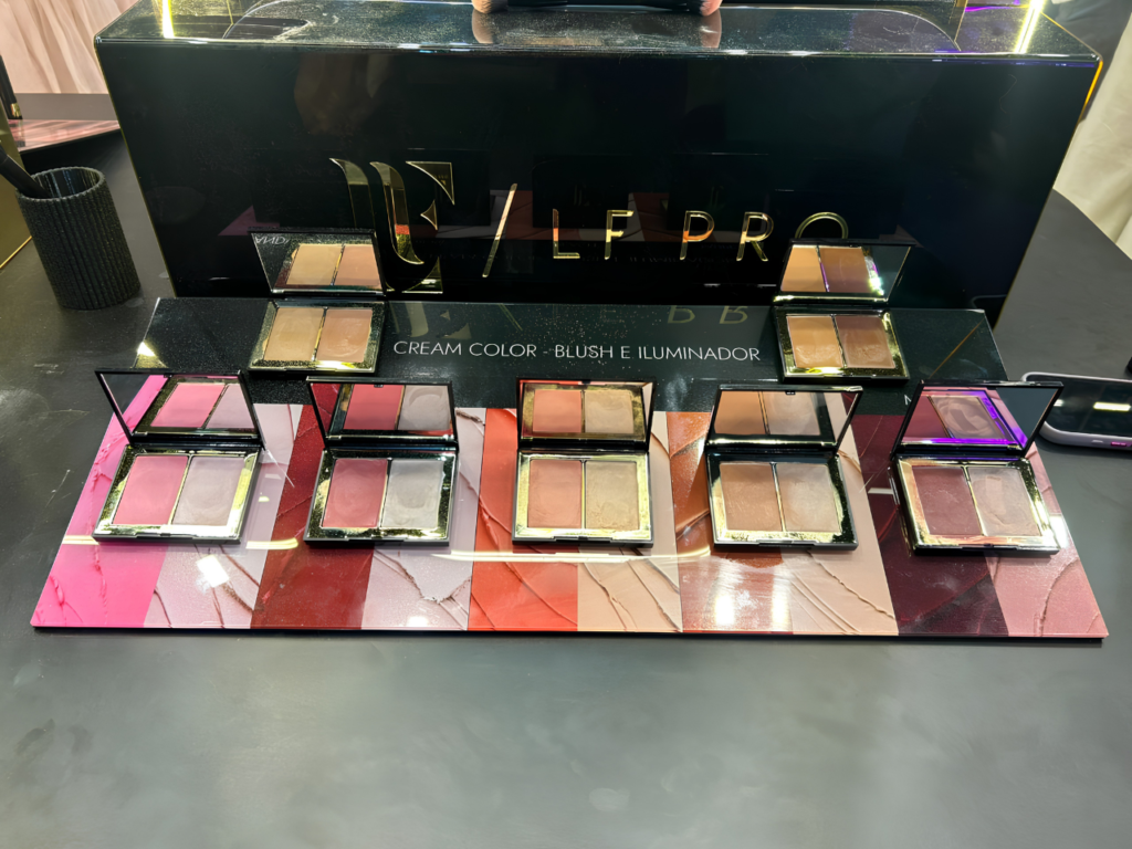 Novo duo de blush cremoso LF Pro exposto na Beauty Show 2026, com embalagem premium que combina blush e iluminador em diferentes tonalidades.
