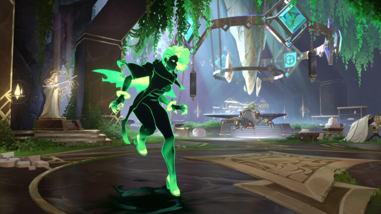 Senna assume sua forma espectral em 2XKO, avançando pelo cenário enquanto energia verde envolve a personagem durante o combate.