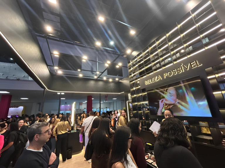 Visitantes conhecem os lançamentos da LF Pro em um estande moderno com espaço para experiências, demonstrações de produtos e criação de conteúdo na Beauty Show 2026.