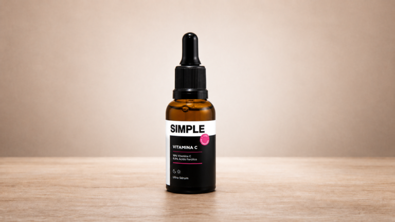 Simple Organic Ultra Sérum Vitamina C com 10% de vitamina C e 0,5% de ácido ferúlico em frasco âmbar com conta-gotas.