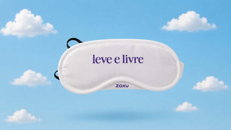 Zaxy: máscara de descanso branca personalizada com a frase "leve e livre" sobre fundo de céu azul com nuvens.