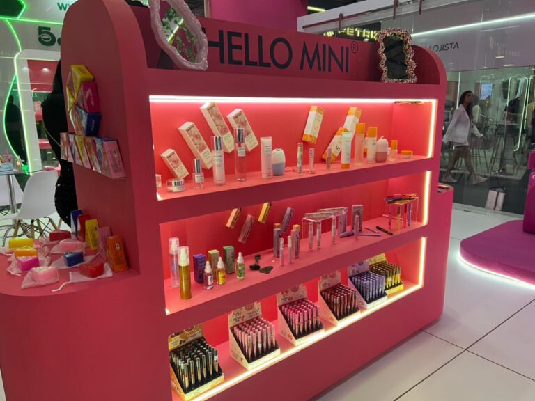 Prateleira da Hello Mini exibe lançamentos de skincare, séruns, lip balms, glosses e produtos de beleza apresentados na Beauty Show 2026.