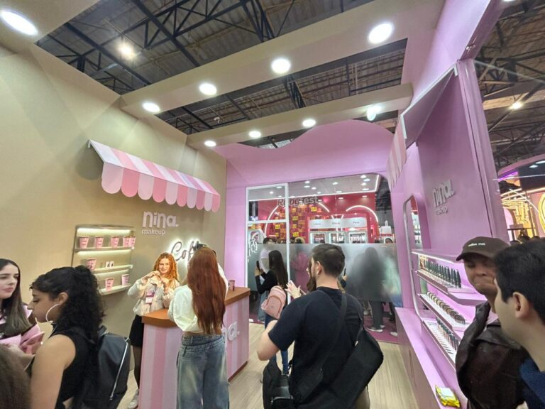 Espaço interno da Nina Make Up na Beauty Show 2026 reúne área de atendimento, demonstração de produtos e ambiente temático inspirado na linha Coffee Make.