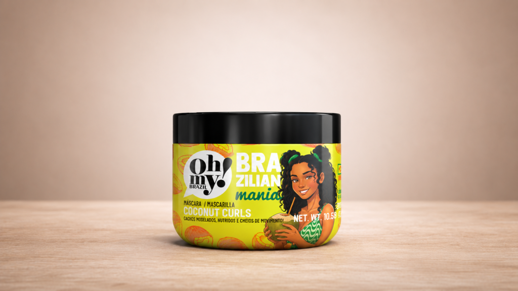 Oh My! Máscara Coconut Curls da linha Brazilian Mania em destaque sobre mesa de madeira, com embalagem inspirada na tropicalidade brasileira e foco em cabelos cacheados.