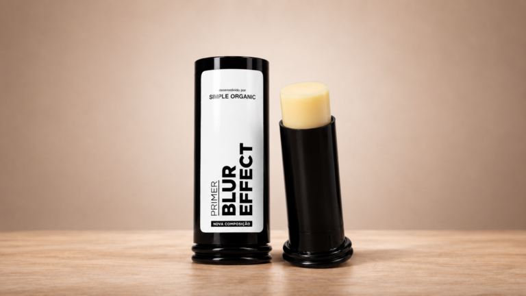 Simple Organic Primer Blur Effect em embalagem cilíndrica ao lado do produto aberto, destacando a textura sólida do primer facial para preparação da pele antes da maquiagem.