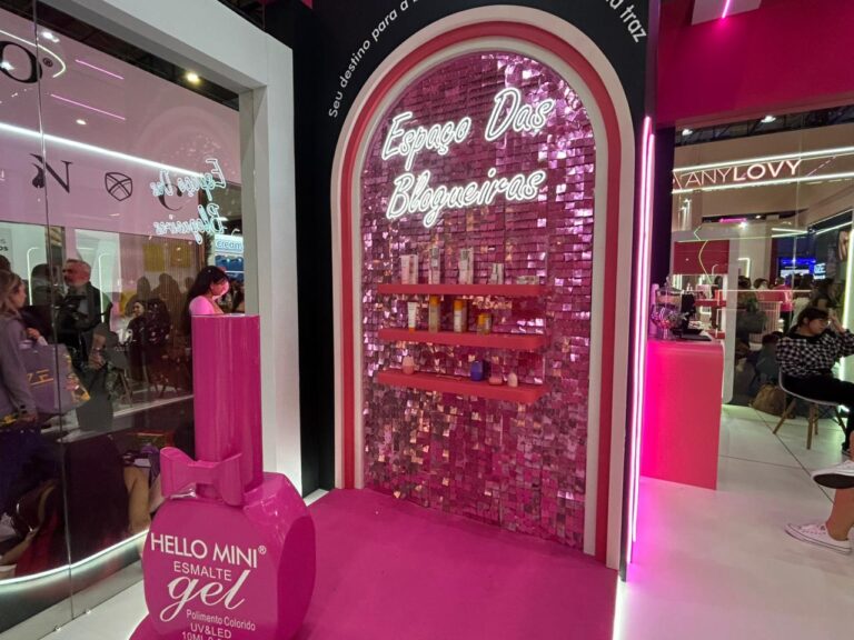 Hello Mini apresenta espaço instagramável para blogueiras na Beauty Show 2026, com decoração rosa, iluminação neon e exposição de produtos da marca.