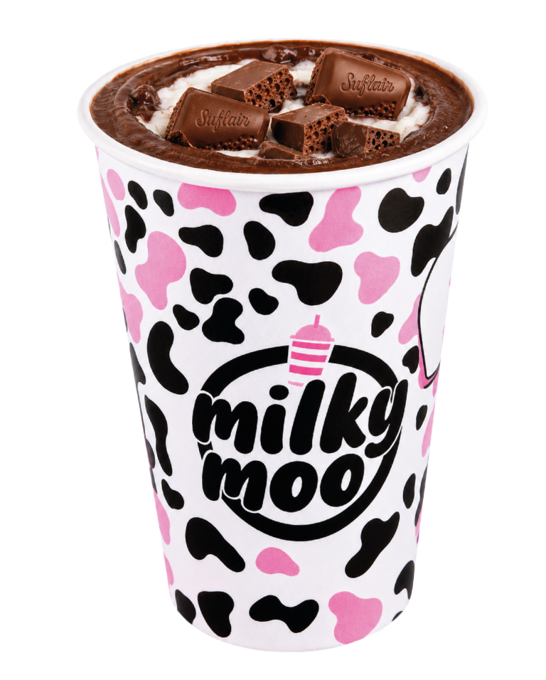 Milkshake Milky Moo sabor Jolie em copo estampado da marca, finalizado com cobertura de chocolate e pedaços de Suflair tradicional sobre sorvete de baunilha.