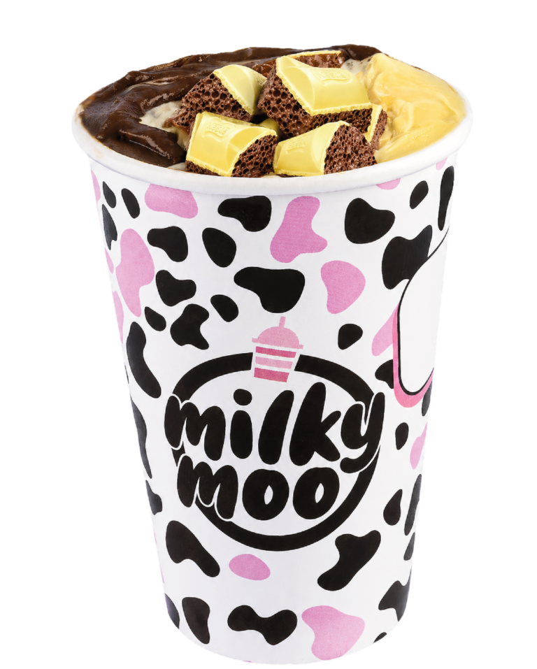 Milkshake Milky Moo sabor Amelie em copo temático da marca, preparado com Suflair Duo, cobertura de chocolate, creme claro e pedaços de chocolate aerado ao leite e chocolate branco.