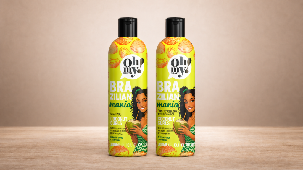 Oh My! Coconut Curls Shampoo e Condicionador da linha Brazilian Mania posicionados sobre mesa de madeira em composição clean de beleza, destacando a identidade tropical da marca.