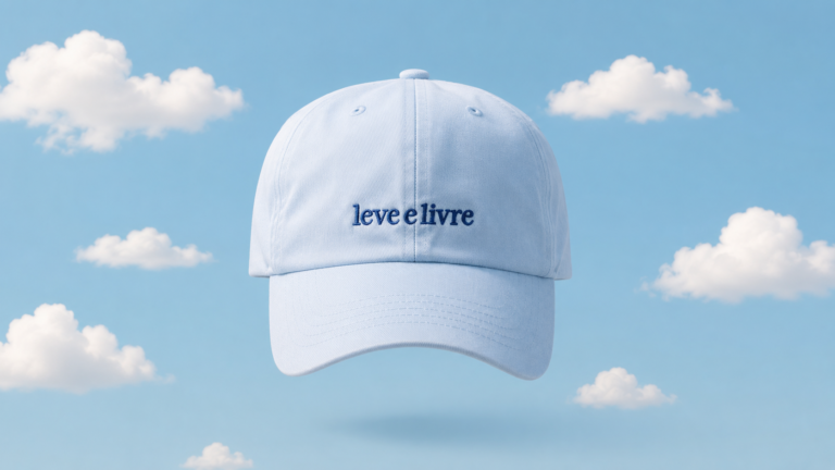 Zaxy: boné azul-claro personalizado com a frase "leve e livre" sobre fundo de céu azul com nuvens.
