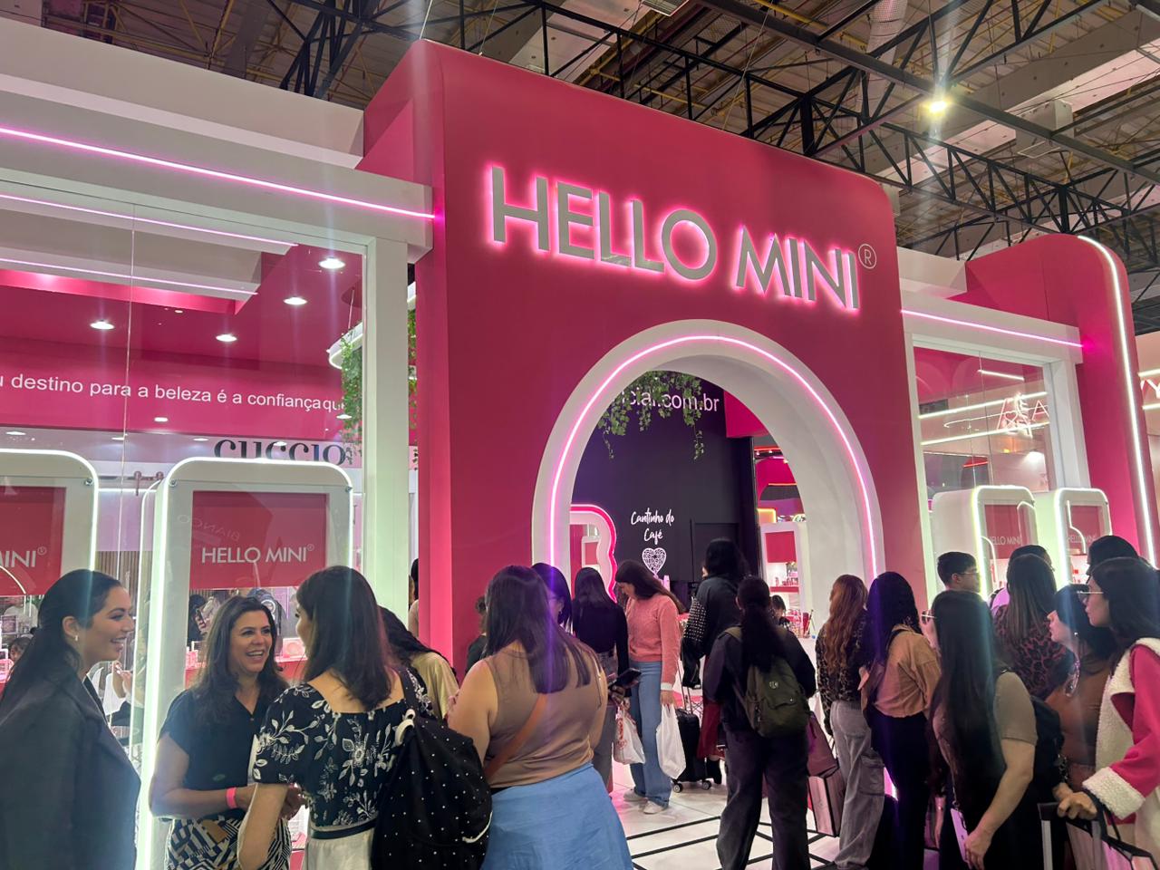 Fachada do estande da Hello Mini na Beauty Show 2026 reúne grande público interessado nos lançamentos de maquiagem, skincare e beleza.