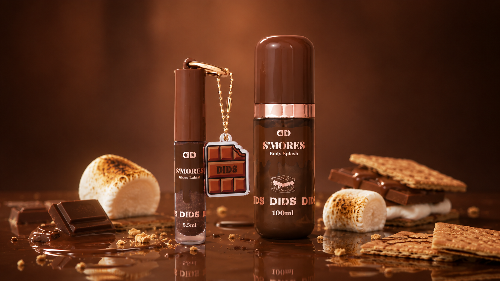 Dids apresenta o Gloss Labial S'Mores e o Body Splash S'Mores em uma composição inspirada na clássica sobremesa. A cena reúne chocolate, marshmallows tostados e biscoitos, reforçando a identidade temática da coleção.