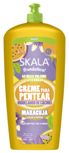 Skala Creme Para Pentear Frutástica Modelador de Cachos Maracujá 500 g, com óleo de patauá, ideal para volume, definição e fortalecimento dos fios.