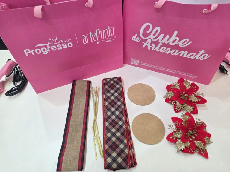 Fitas Progresso apresenta materiais natalinos com fitas decorativas, flores artificiais e bases para artesanato durante a Mega Artesanal.