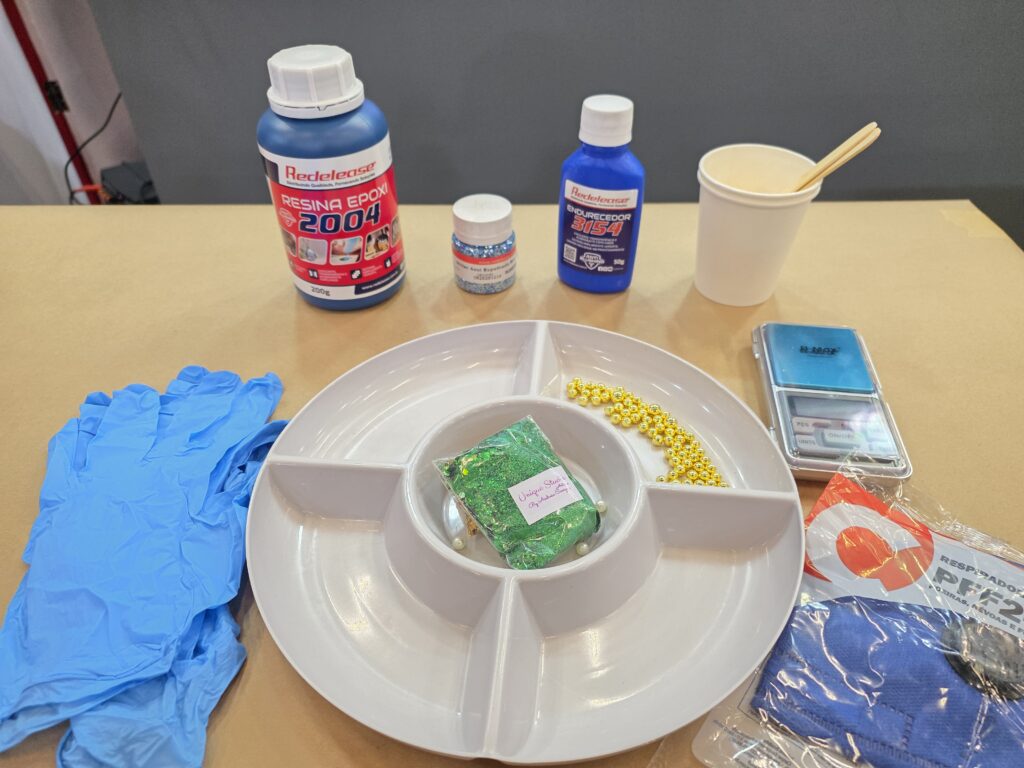 Redelease apresenta kit para iniciantes com resina epóxi, endurecedor, balança de precisão, EPIs e materiais utilizados nas aulas práticas da Mega Artesanal.