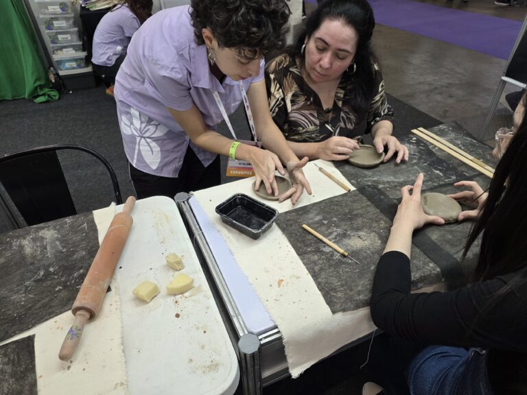 Participantes acompanham atividade prática de modelagem em argila no estande do Boldo Estúdio durante a Mega Artesanal.