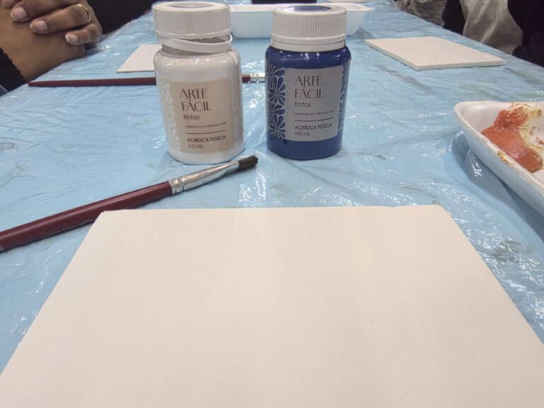 Boldo Estúdio apresenta oficina de pintura durante a Mega Artesanal com tintas acrílicas, pincéis e materiais preparados para os participantes.