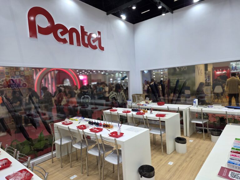 Espaço da Pentel recebeu turmas ao longo do dia para experiências criativas e atividades práticas no estande.