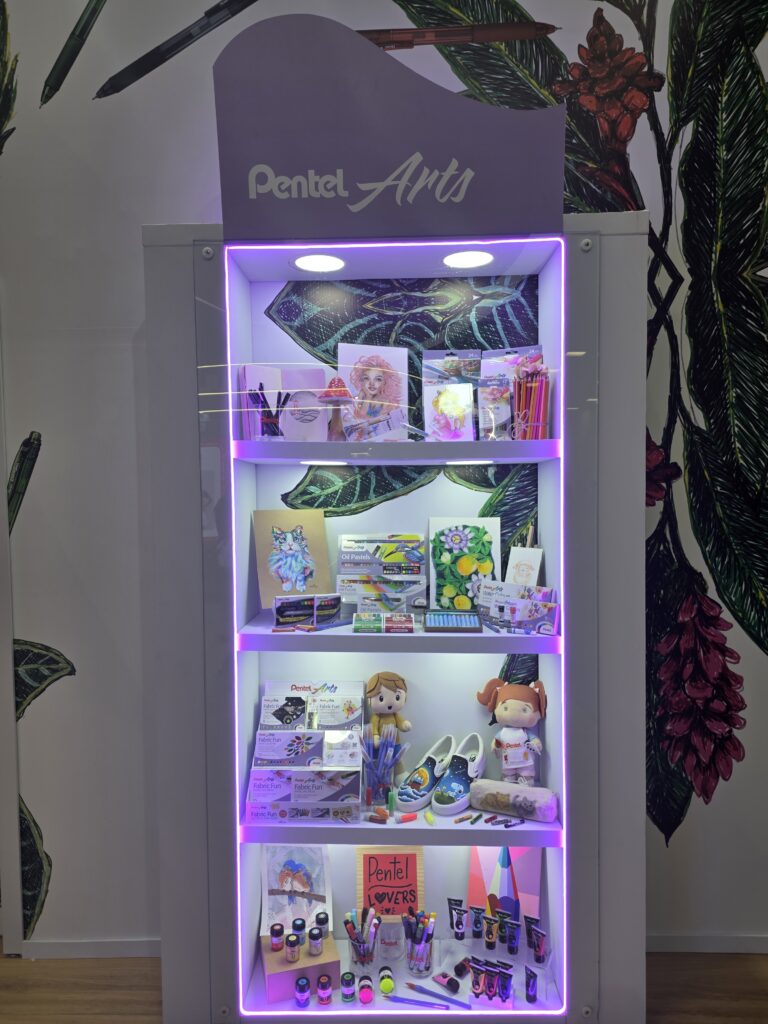 Exposição da linha Pentel Arts destacou materiais para desenho, pintura e técnicas artísticas durante o evento.