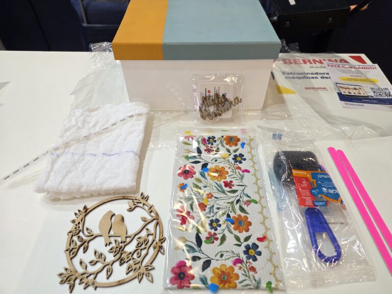 Kit demonstrativo da Center Panos reúne tecidos, toalha, peças em MDF e materiais utilizados nas oficinas oferecidas ao público.
