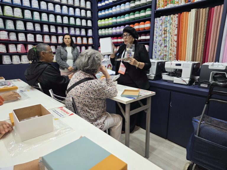Aula prática promovida pela Center Panos ensina técnicas artesanais e aproxima visitantes das possibilidades de personalização.