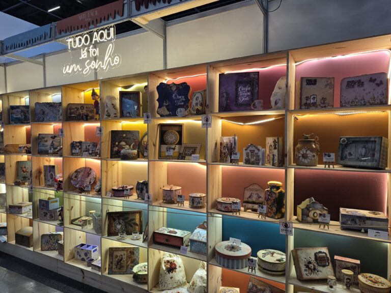 Peças decorativas e trabalhos artesanais produzidos com materiais da Arte Fácil ficam expostos em nichos iluminados durante a Mega Artesanal.