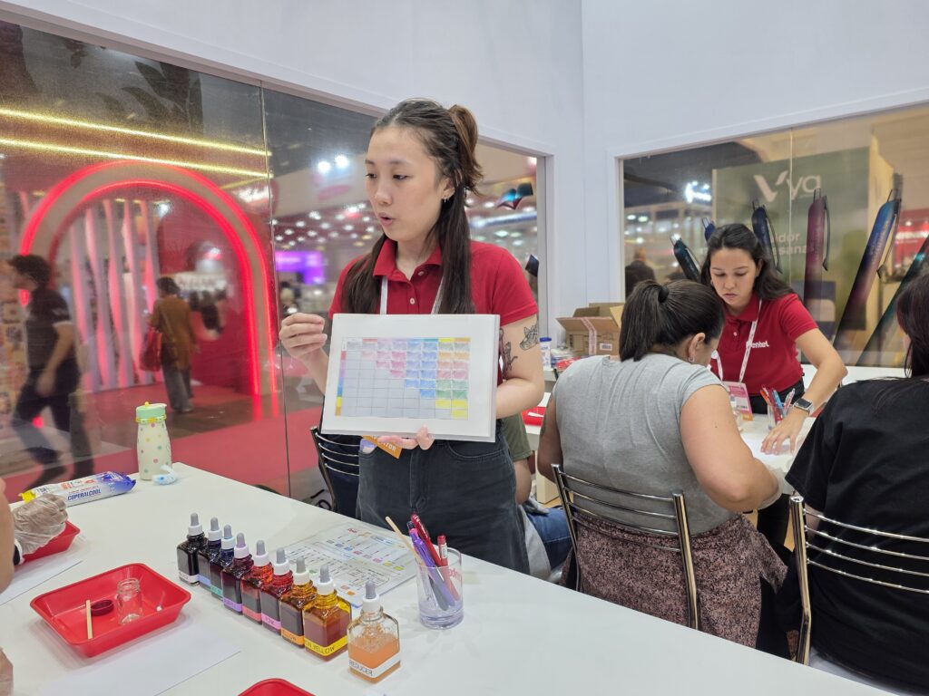 Equipe da Pentel orientou participantes durante a atividade de criação personalizada de cores de canetas.
