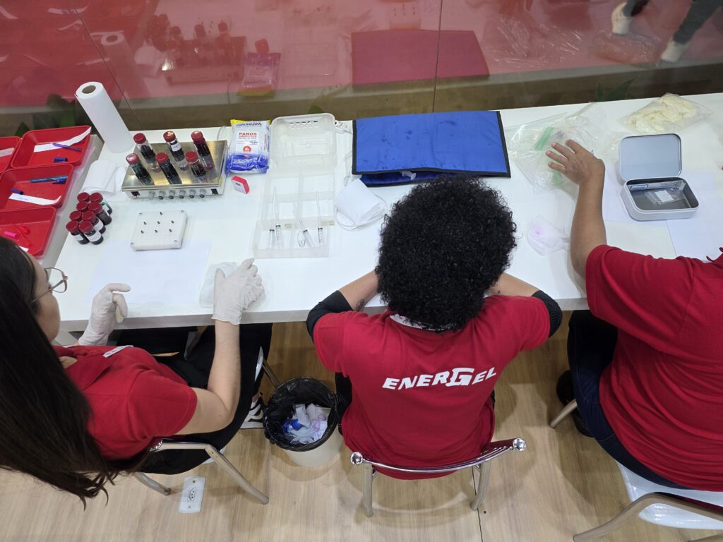 Equipe da Pentel realizou o processo de montagem e finalização das canetas produzidas durante a atividade interativa.