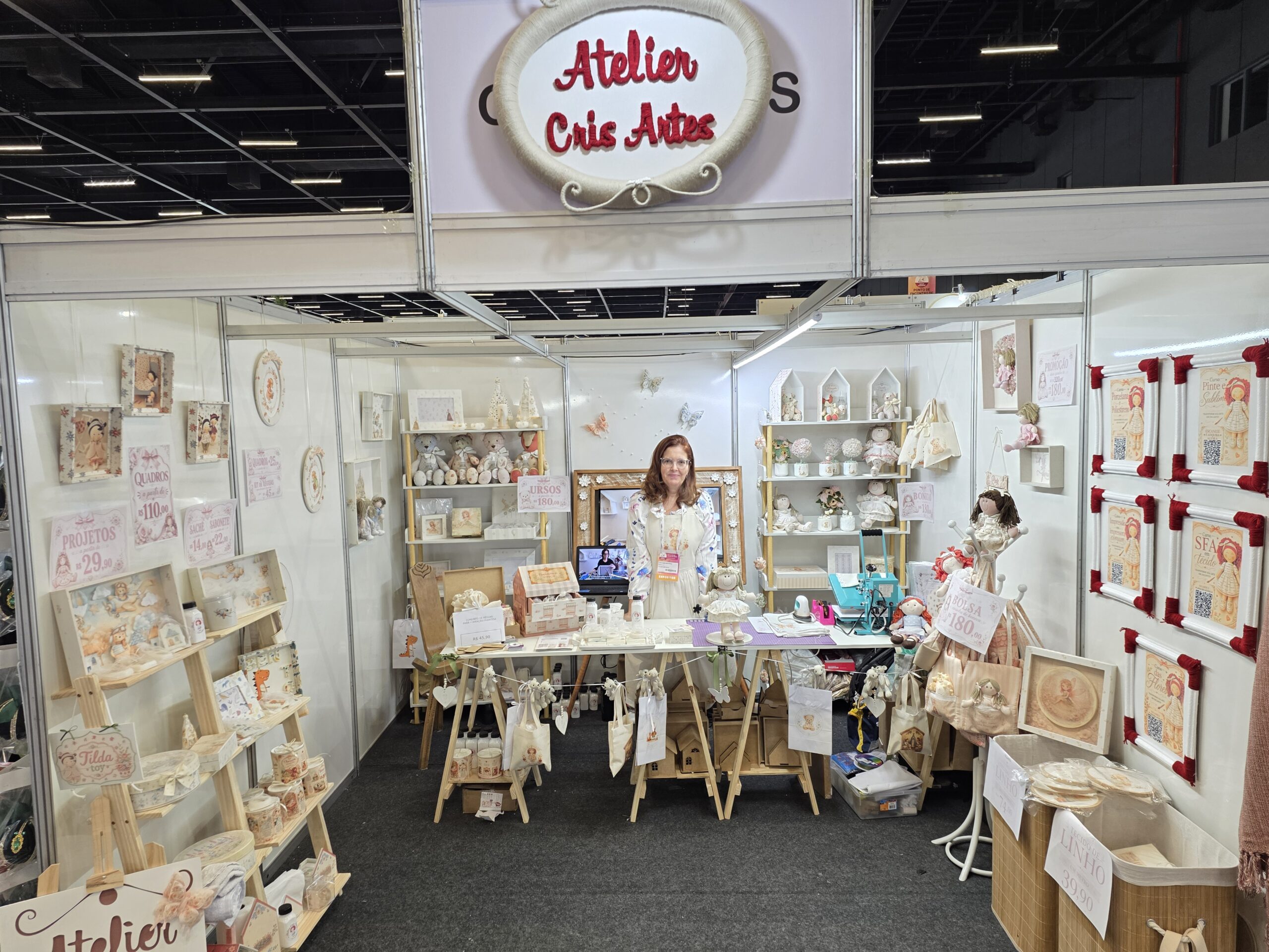 Ateliê Da Cris apresenta seu estande na Mega Artesanal com peças em linho, MDF, bonecas artesanais e decoração delicada.