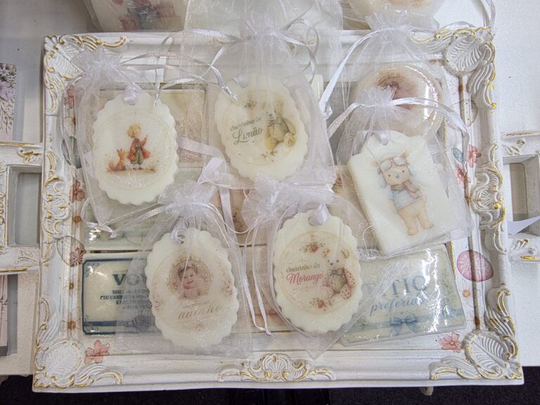 Sabonetes aromáticos artesanais do Ateliê Da Cris exibem estampas delicadas e acabamento sofisticado em embalagem de organza.